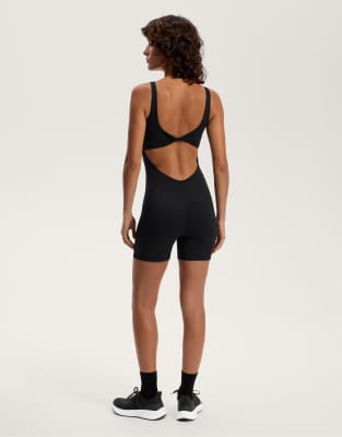 Oysho - Comfortlux - Kurzer Jumpsuit in Schwarz mit verdrehtem Detail