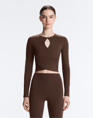 OYSHO - Comfortlux - Langärmliges T-Shirt in Dunkelbraun-Brown