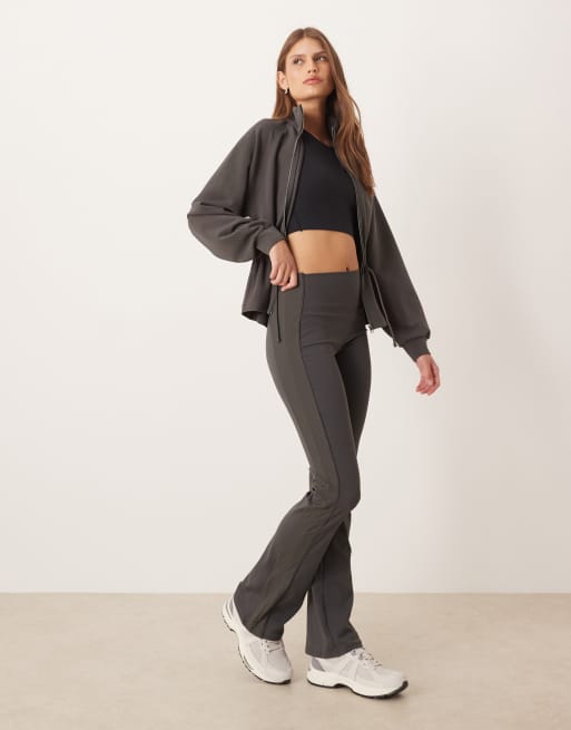 OYSHO - Comfortlux - Pantaloni a zampa a vita alta grigio antracite scuro con dettagli a coste sui lati