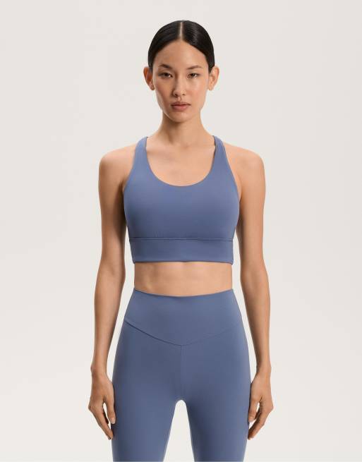 OYSHO - Comfortlux - Reggiseno sportivo a sostegno medio color mirtillo con coppe