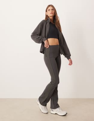 OYSHO - Comfortlux - Schlaghose in dunklem Anthrazit mit hohem Bund und seitlichem Rippenmuster-Schwarz