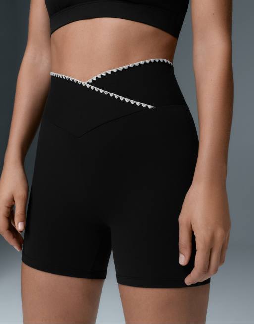 OYSHO - Comfortlux - Shorty 10 cm à taille en V et coutures contrastantes - Noir, 3 de 5