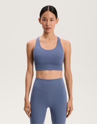 OYSHO - Comfortlux - Sport-BH in Blaubeere mit mittlerer Stützfunktion und Körbchen