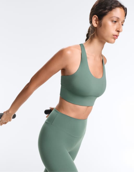 OYSHO – Comfortlux – Sport-BH in Grün mit mittlerer Stützfunktion und Körbchen, 6 von 7