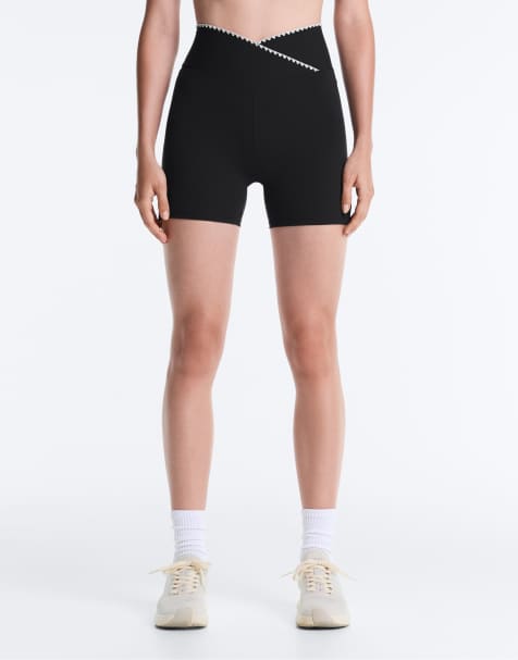 OYSHO Comfortlux v-waist 10cm hot pants with contrast stitching in black - view 1