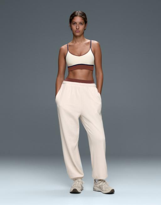 OYSHO Contrast colour block medium-support comfortlux sports bra in ecru, 3 of 7