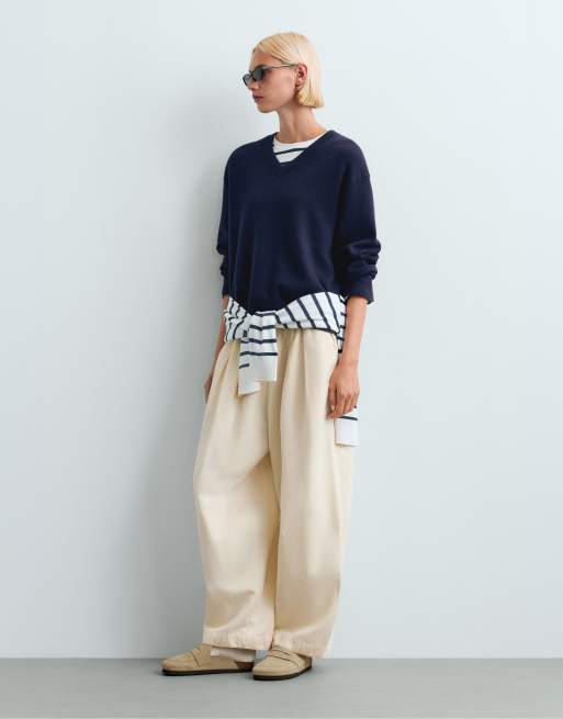 OYSHO Cotton-blend v-neck jumper in navy, 2 of 7