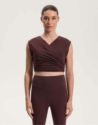 OYSHO - Cropped T-Shirt aus Baumwollmix in Braun mit überkreuzter Vorderseite-Brown