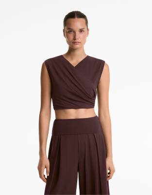 OYSHO - Cropped T-Shirt aus Baumwollmix in Braun mit überkreuzter Vorderseite-Brown