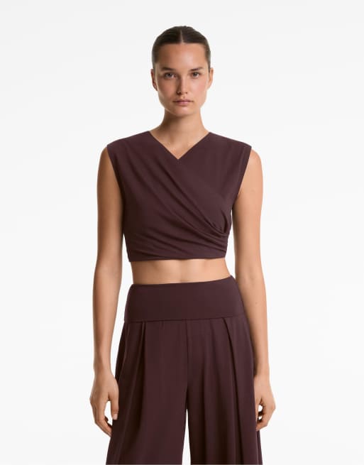 OYSHO – Cropped T-Shirt aus Baumwollmix in Braun mit überkreuzter Vorderseite