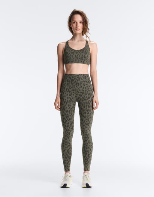 OYSHO – Evermove – Kakifärgade, leopardmönstrade, ankellånga leggings med hög midja, 2 av 4