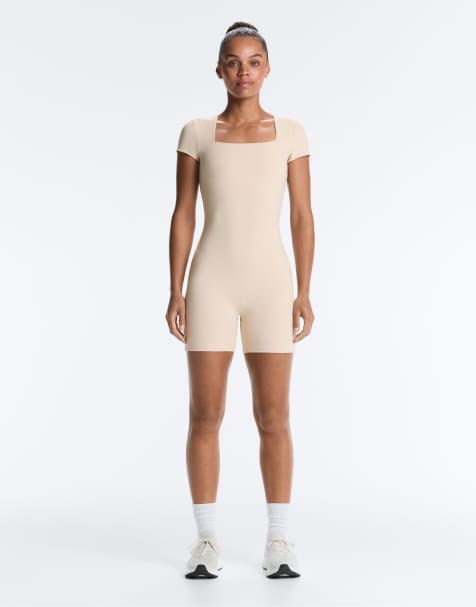 OYSHO – Evermove – Kurzer Jumpsuit in Beige mit eckigem Ausschnitt - view 1