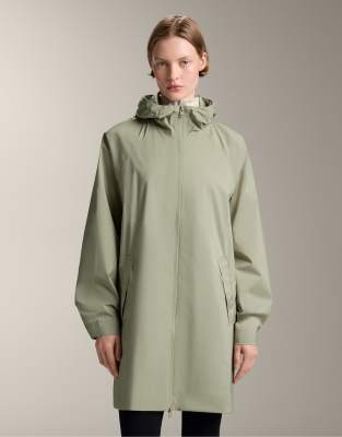 Oysho - Extraleichte, extrem wasserdichte, verstaubare Regenjacke in hellem Khaki mit langem Schnitt, 10.000 mm Wassersä...