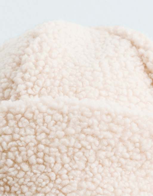 OYSHO Faux-shearling turn-up beanie in cream, 3 of 4