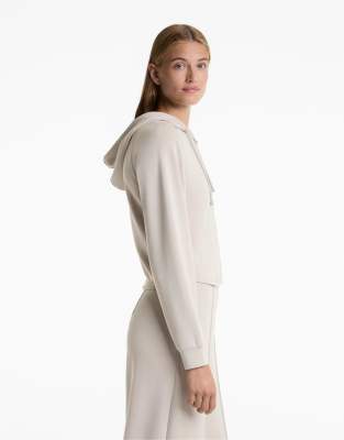 OYSHO - Figurbetonter Cropped-Kapuzenpullover in Taupe mit weichem Modal-Grau