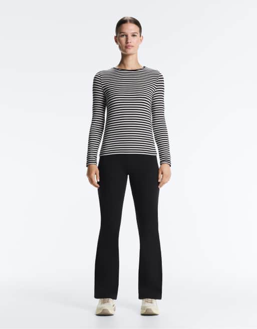OYSHO – Figurbetontes, langärmliges Shirt in Schwarz mit Streifen, 3 von 4