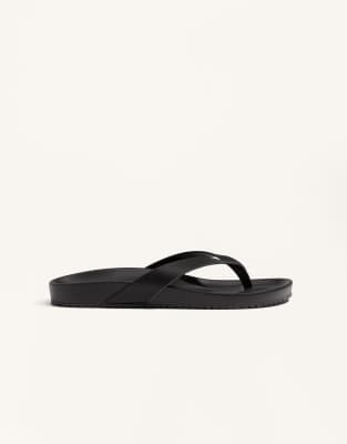 OYSHO - Flache Sandalen in Schwarz mit Riemchen