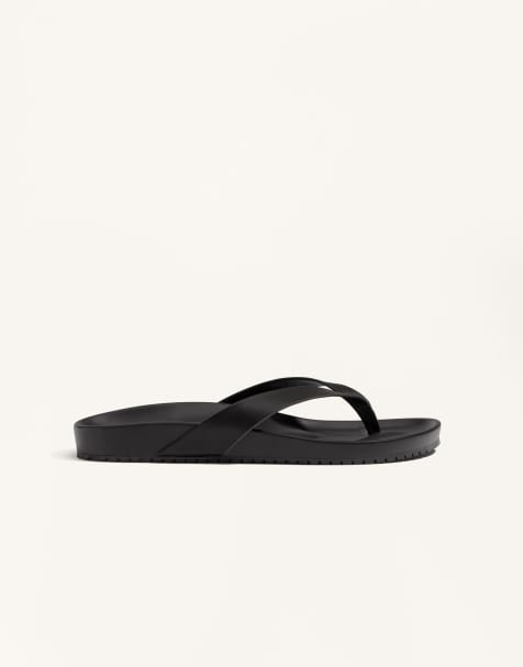 OYSHO – Flache Sandalen in Schwarz mit Riemchen - view 1