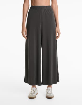 Oysho - Fließende Cropped-Hose aus Modal-Mix in Anthrazit mit weitem Bein-Grau