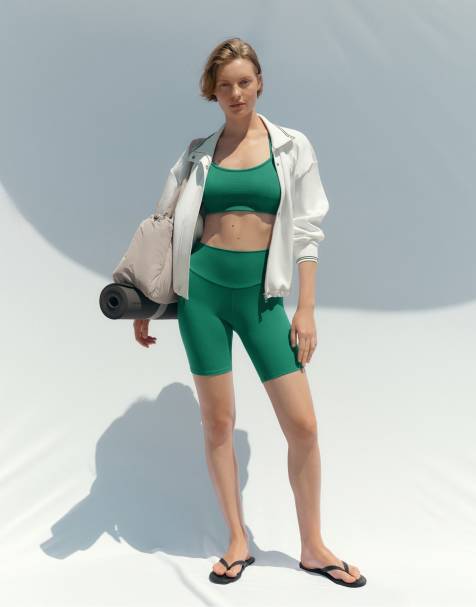 OYSHO gepolsterte Sporttasche in Mink - view 1