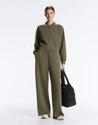 OYSHO - Gerade geschnittene, gestreifte Hose in Khaki mit weichem Modal-Grün
