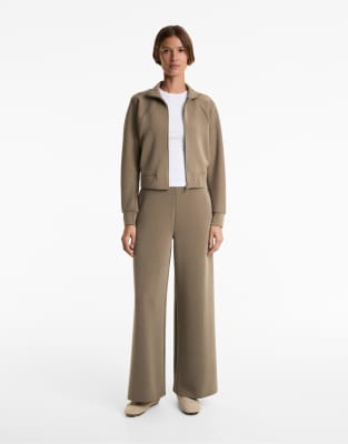 OYSHO - Gerade geschnittene, gestreifte Hose in Mokka mit weichem Modal-Brown