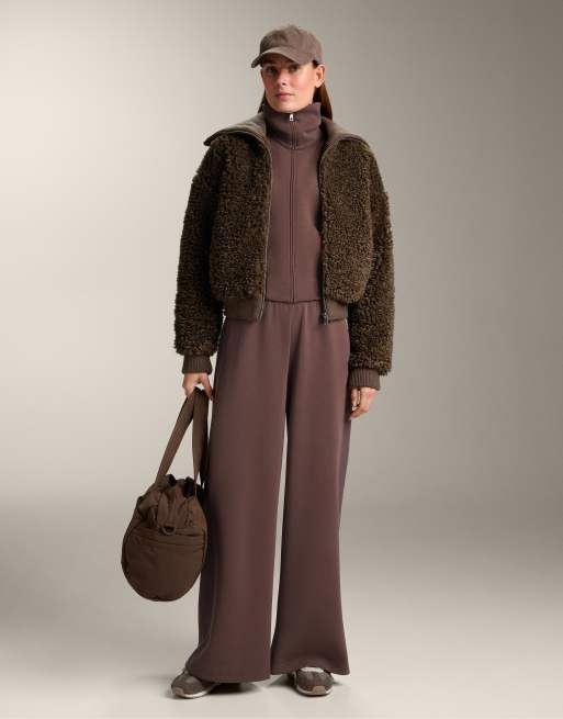 OYSHO – Gerippte, gerade geschnittene Hose aus angerautem Modal in Dunkelbraun mit weitem Bein, 4 von 4