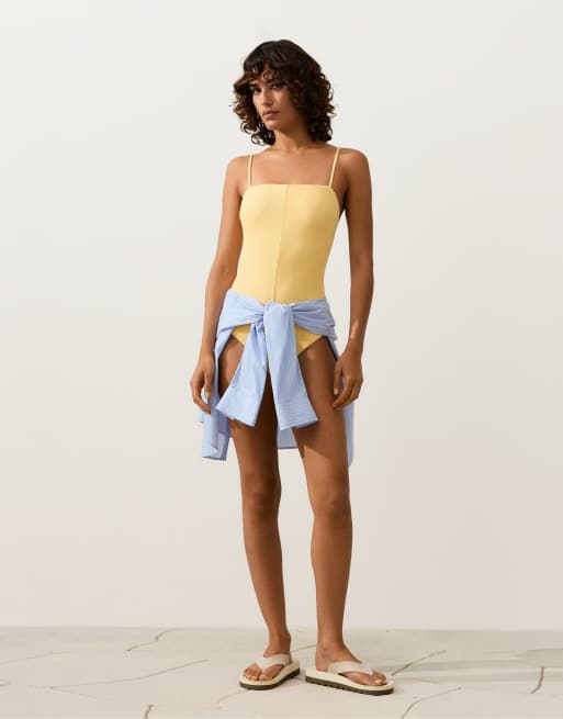 OYSHO gerippter Bandeau-Badeanzug in zartem Gelb, 2 von 4