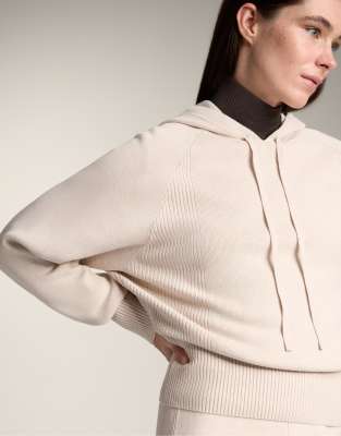 OYSHO - Gerippter, taillierter Pullover in Grau mit Kapuze mit Kordelzug