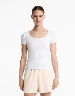 Oysho - Geripptes T-Shirt in Wollweiß aus schwerem Material mit Modalanteil und Rundhalsausschnitt