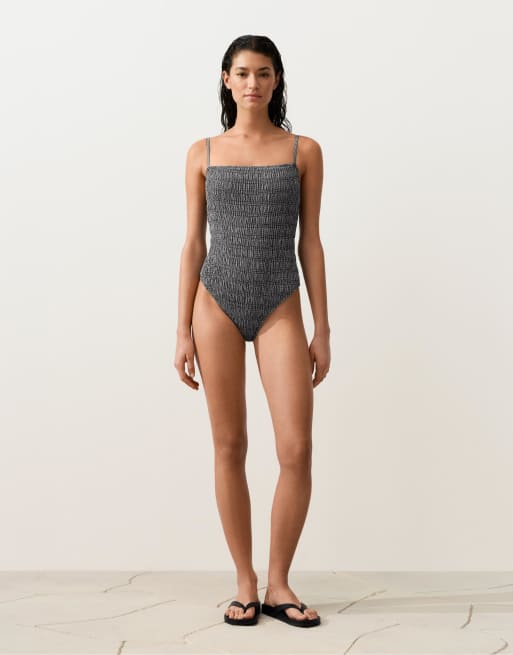 OYSHO – Gesmokter, trägerloser Badeanzug in Schwarz mit Vichy-Karo, 3 von 4