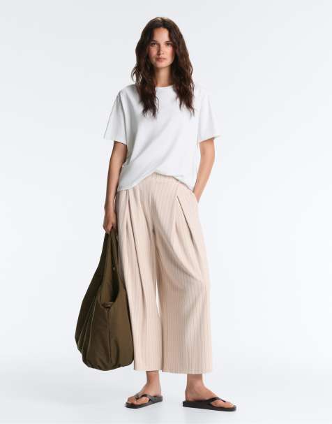OYSHO – Gestreifte Cropped-Hose in Sandbeige mit Bundfalten und weitem Bein - view 1