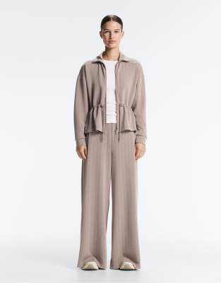 Gestreifte Hose aus weichem Modal in blassem Taupe mit weitem Bein-Grau Grau L