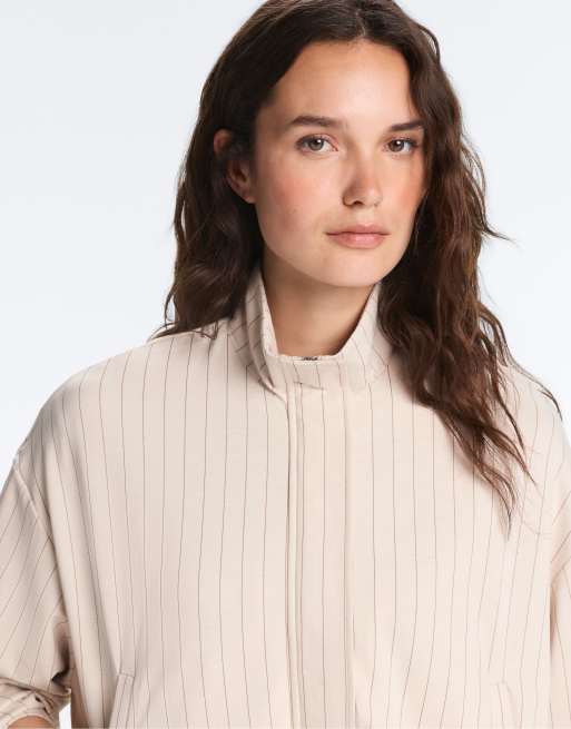 OYSHO – Gestreifte Jacke in Sandbeige mit Ballonsaum, 2 von 4