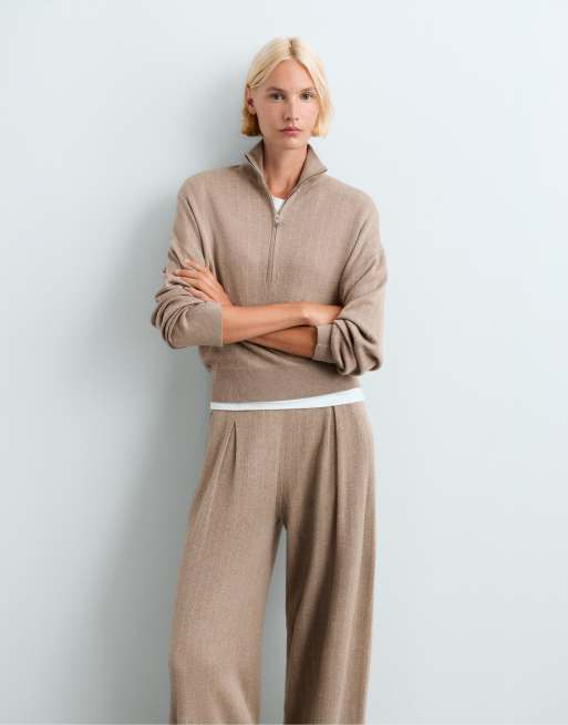 OYSHO gestreifter Strickpullover mit halbem Reißverschluss in Beige, 2 von 4