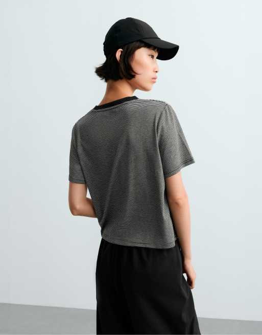OYSHO gestreiftes T-Shirt mit kurzen Ärmeln in Schwarz, 4 von 5