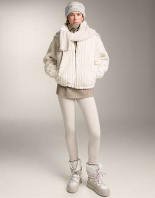 OYSHO - Gestrickte Jacke aus Kunstlammfell in Ecru mit Zopfmuster-Neutral