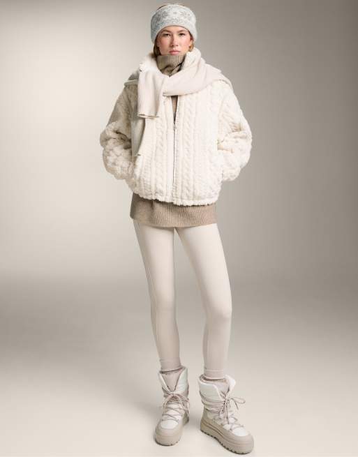 OYSHO – Gestrickte Jacke aus Kunstlammfell in Ecru mit Zopfmuster, 2 von 4