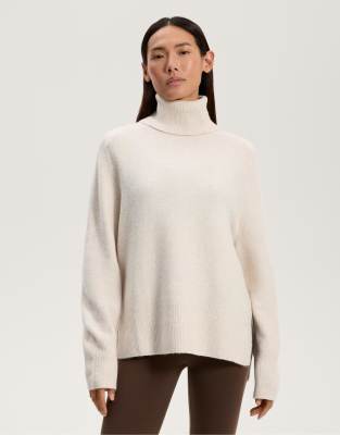 OYSHO - Gestrickter Oversize-Rollkragenpullover in Hellbeige-Weiß