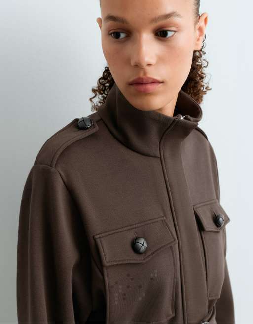 OYSHO giacca corta in cotone piqué con cintura marrone, 3 di 6