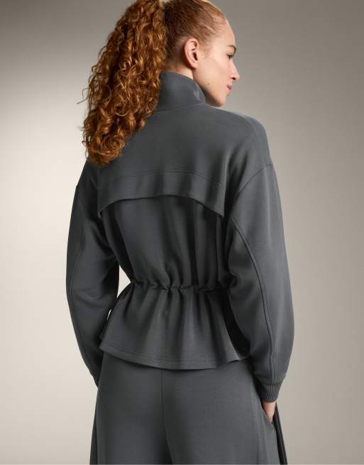 OYSHO - Giacca in morbido modal grigio con vita regolabile e colletto alto, 2 di 4