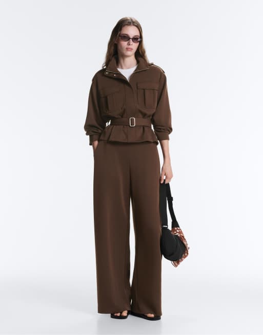 OYSHO - Giacca multitasche corta in piqué marrone scuro con cintura, 2 di 4