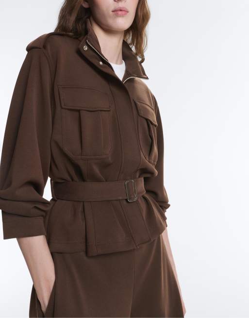 OYSHO - Giacca multitasche corta in piqué marrone scuro con cintura, 3 di 4