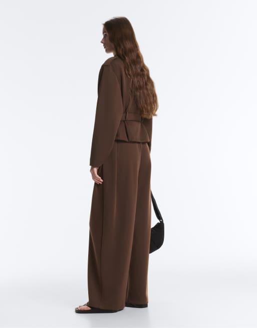 OYSHO - Giacca multitasche corta in piqué marrone scuro con cintura, 4 di 4