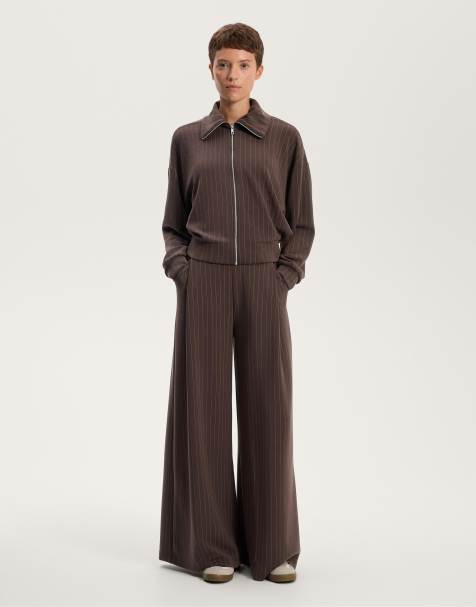 OYSHO - Giacca squadrata marrone a righe con pieghe sul retro in modal soft-touch - view 1