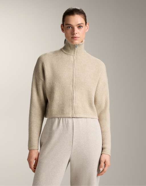 OYSHO - Giacca taglio corto in maglia a coste color pietra con collo alto