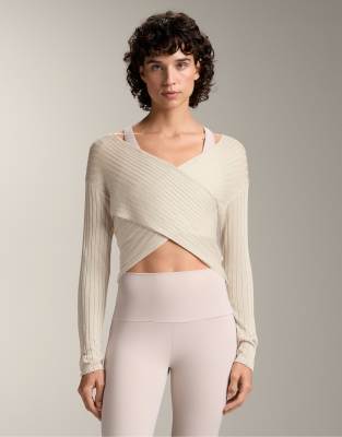 OYSHO - Halbtransparenter Pullover aus Feinstrick in Hellrosa mit überkreuztem Design und Rippenmuster