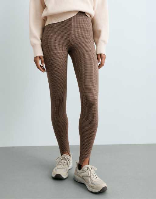 OYSHO High rise ankle-length 65cm stirrup houndstooth jacquard leggings in brown, 2 of 6