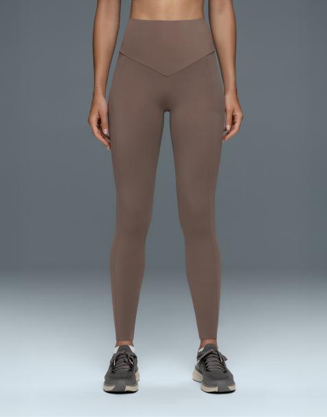 OYSHO High-Rise Kompressions-Leggings in Knöchellänge mit Tasche in Incense - view 1