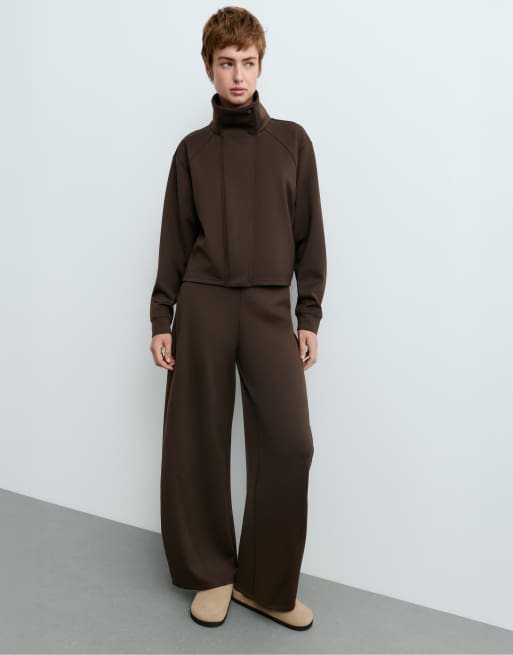 OYSHO High-waisted neoprene-effect cocoon trousers in brown, 3 of 4